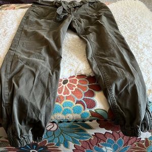 Ladies Ana olive green button up pants with removable belt, size 8